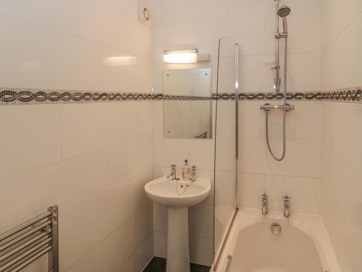 Apartment 4 Whitby Bagian luar foto